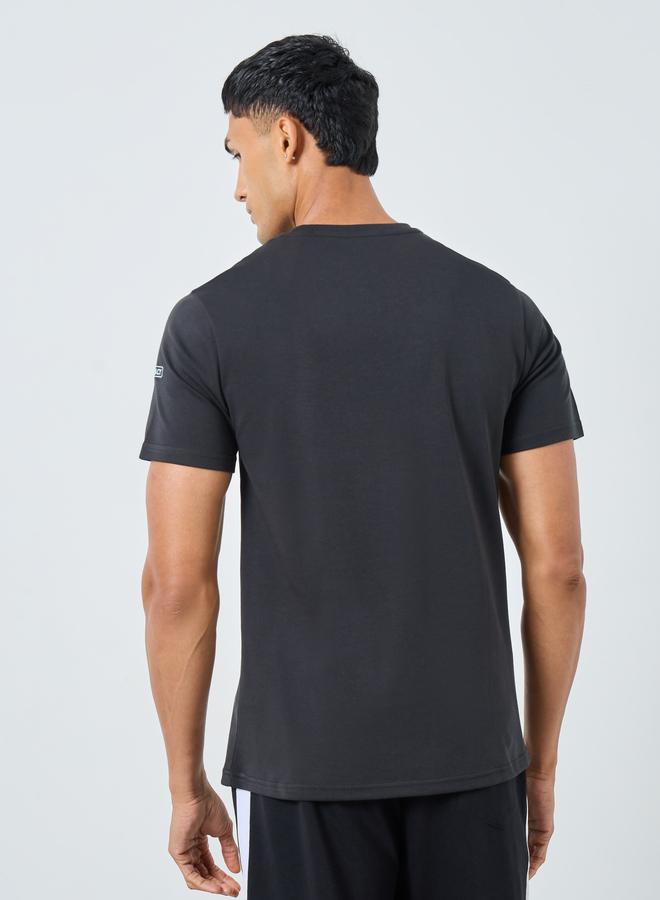 ستايلي تيشيرت بياقة ضيقة وطبعة جرافيك - Image 5